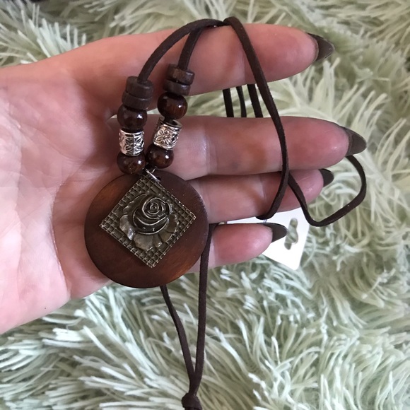 Wood and antique bronze rose emblazoned necklace. - Picture 3 of 5